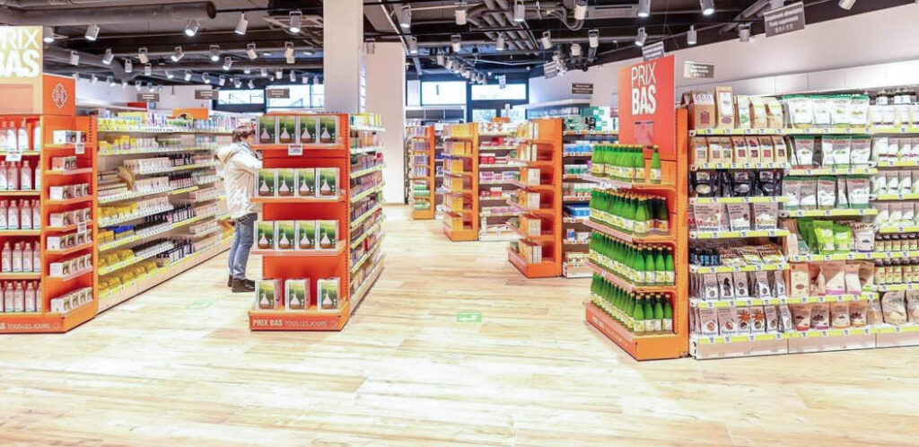 image montrant l'interieure de la parapharmacie lafayette avec des produits prix bas